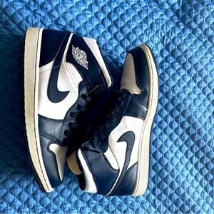 Jordan 1 mid Obsidian